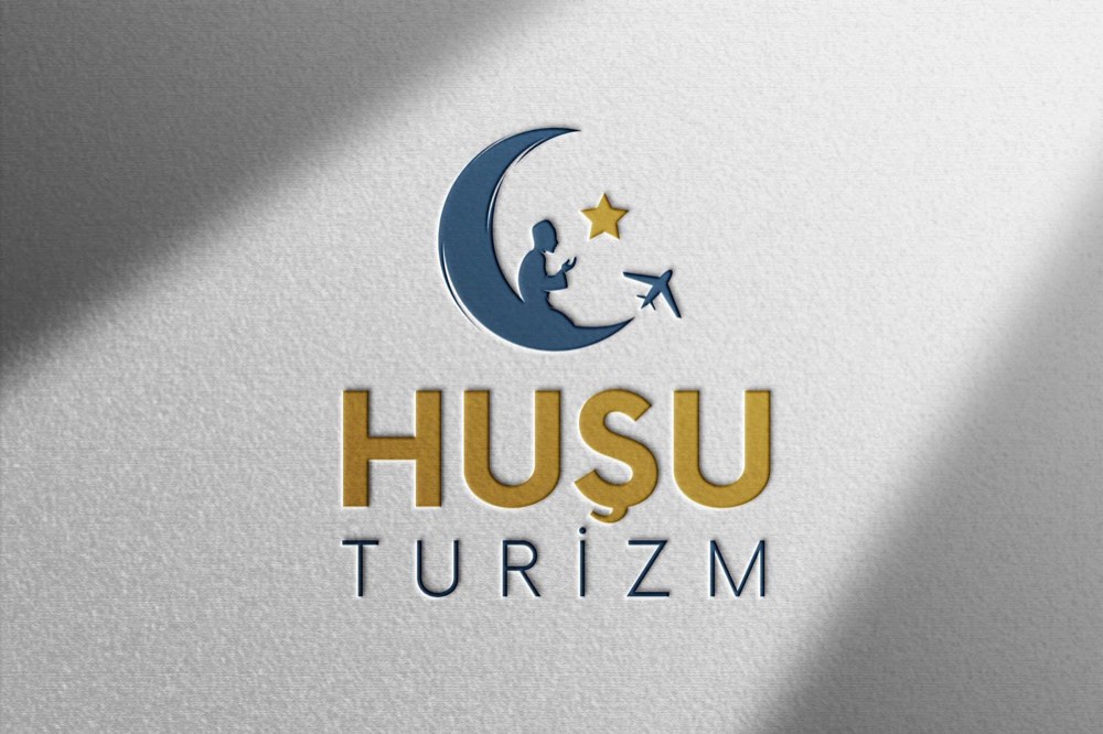 Huşu Turizm: hilal, dua eden figür, altın yıldız ve uçak simgeli marka logosu